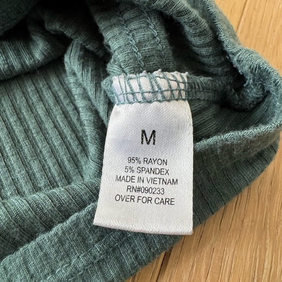 PacSun Asymmetrical cropped tank woman’s Medium - Picture 4 of 4